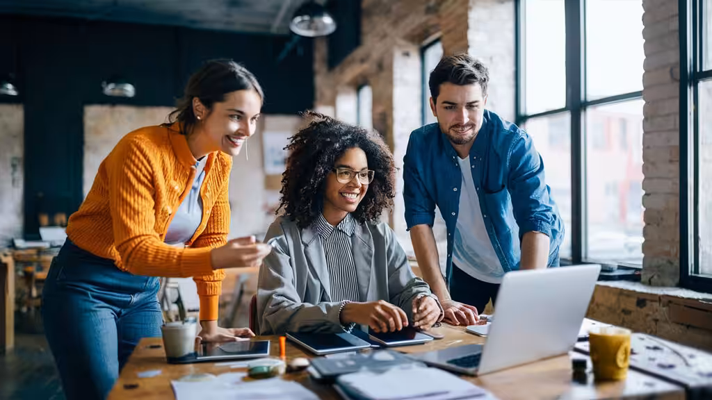 Photo group of young modern people in smart casual wear communic